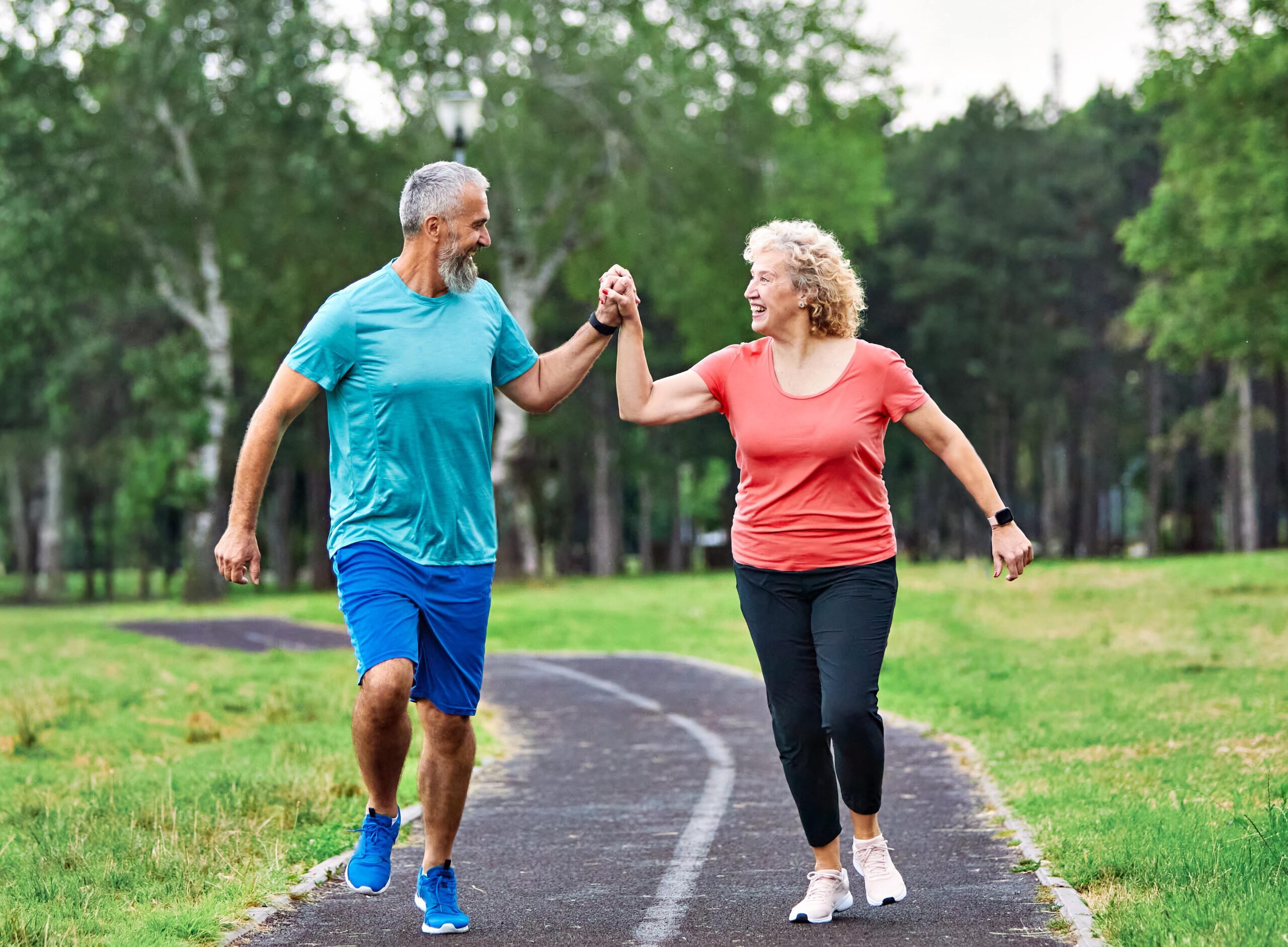 Bejaarden die aan het hardlopen zijn